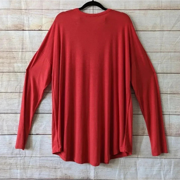 Athleta Size XL Cloudlight V Neck Tee Red Drop Shoulder Curved Hem Stretchy - Picture 8 of 11